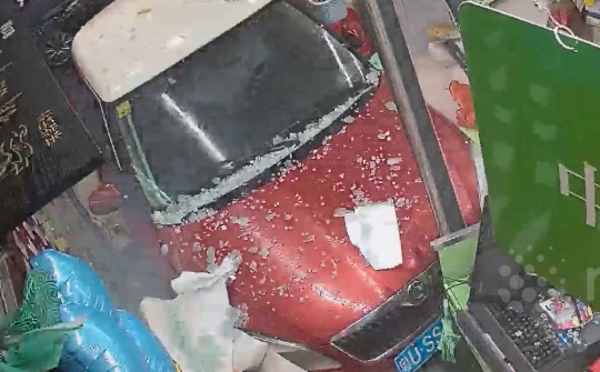 Ô tô mất lái đâm tan nát cửa hàng thuốc trên phố