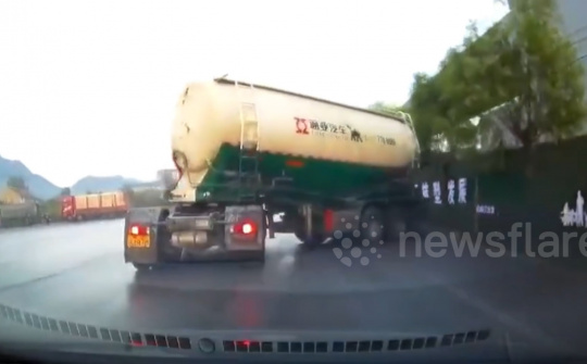 Xe bồn phanh cháy đường trượt dài hàng chục mét tránh xe 3 bánh