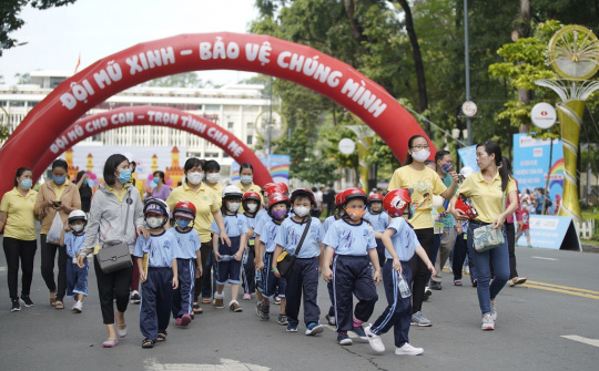 Hàng nghìn học sinh tham gia sự kiện vận động đội mũ bảo hiểm cho trẻ em
