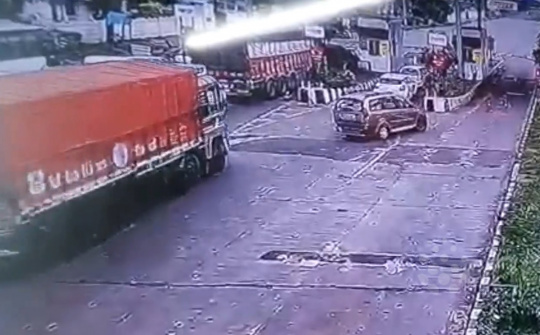 Ủi 3 sedan dúm dó, tài xế xe tải trốn mất hút khỏi hiện trường