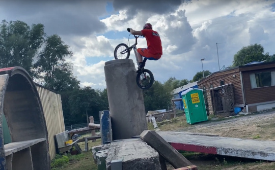 Biker trình diễn lái xe đạp "leo cột" mãn nhãn