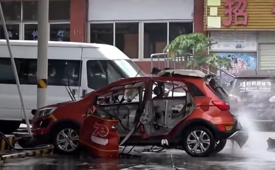 Ô tô điện bất ngờ phát nổ khi đang sạc tại Trung Quốc