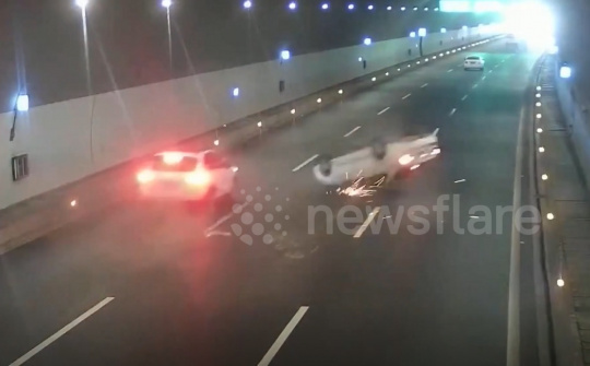 Ô tô lật ngửa trượt dài tóe lửa trong đường hầm