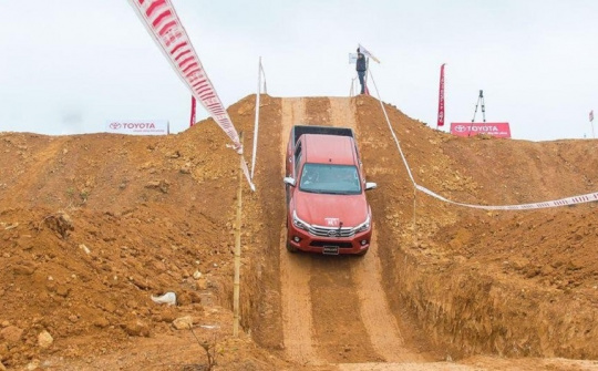 Kỹ thuật lùi xe lên dốc không lo chết máy