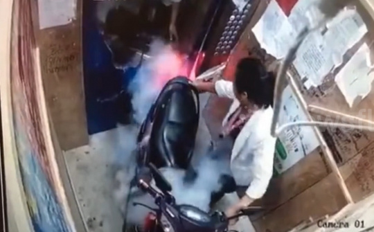 Xe ga bất ngờ bốc cháy sau khi người phụ nữ cho lên thang máy chung cư