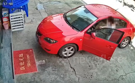 Nữ tài xế xinh đẹp nhầm chân ga, ô tô đâm xuyên kính phi thẳng vào cửa hàng