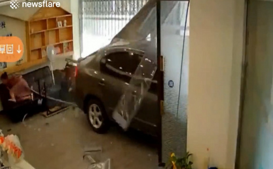 Cô gái ngồi trên sofa trong nhà suýt chết vì ô tô đâm