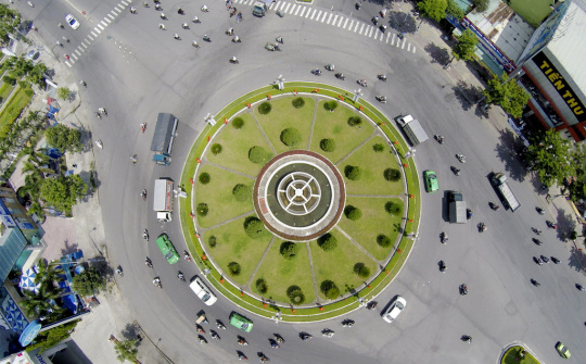 Có cần bật xi-nhan khi đi qua vòng xuyến không?