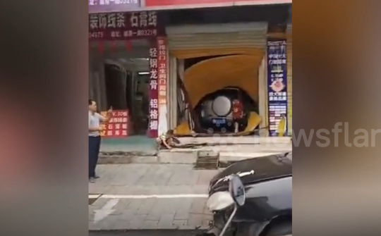 Nữ tài xế phóng ô tô đâm xuyên cửa cuốn chui tọt vào nhà trên phố