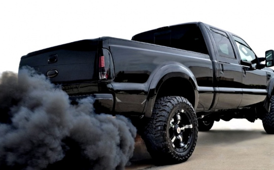 Vì sao động cơ diesel xả khói đen trong quá trình vận hành?