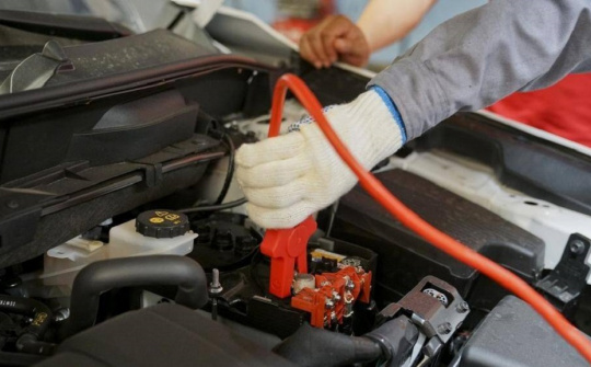 Cách đấu nối đúng chuẩn khi 'chết' ắc-quy của xe ô tô
