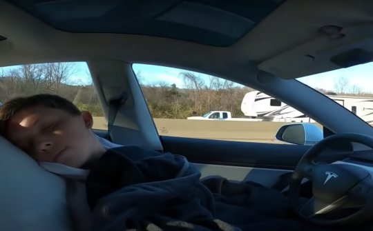 Lạm dụng chế độ Autopilot, tài xế đăng tải clip ngủ trên xe Tesla Model 3