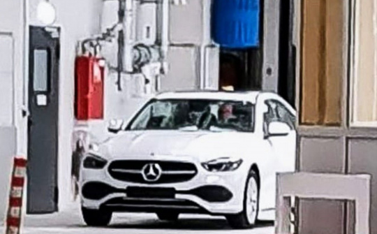 Mercedes-Benz C-Class 2022 lộ diện không che chắn