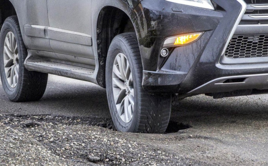 Những bộ phận của xe dễ bị hỏng khi di chuyển trên đường nhiều ổ gà