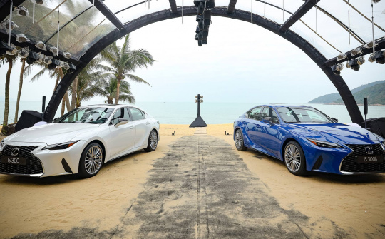 Chiếc Lexus và con thạch sùng