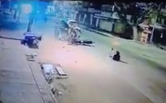 Ba chiếc xe chạy tốc độ cao và cú đâm kinh hoàng giữa ngã ba