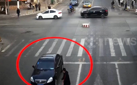 Quên kéo phanh tay ô tô, tài xế khiến cả phố náo loạn