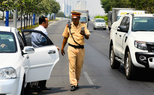 Lỗi chuyển làn đường không đúng nơi cho phép bị xử phạt bao nhiêu?