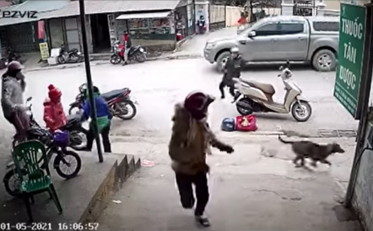 Xe ben trôi dốc, người đi đường bỏ xe máy chạy tán loạn