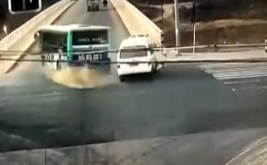 Xe cứu thương tông buýt bay khỏi đường trên cao, 15 người thương vong