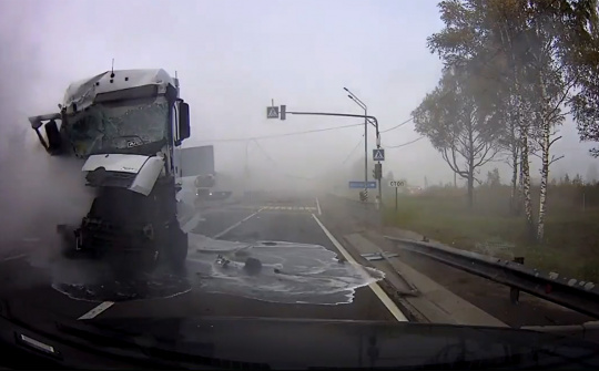 Xe tải "khủng" tan nát sau pha càn quét loạt ô tô trên cao tốc