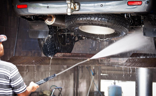 Tại sao phải rửa gầm xe ô tô thường xuyên?