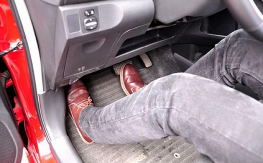Chân phanh ô tô bị chạm sàn là do đâu?