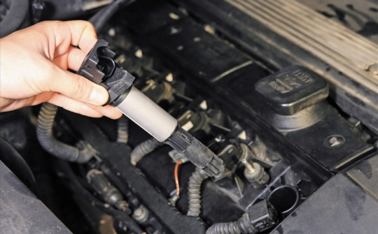 Có nên thay tất cả các cuộn dây đánh lửa trong động cơ ô tô cùng lúc?