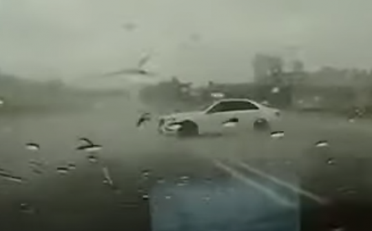 Mercedes-Benz E-Class thoát nạn giữa trời mưa lớn sau cú xoay 360 độ