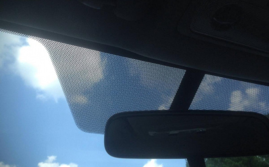 Những chấm đen nhỏ li ti trên kính ô tô có tác dụng gì?