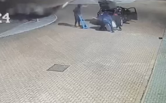 Xem trộm khốn khổ dùng Ford Focus chở két sắt 7,5 tạ chứa đầy đồ trang sức