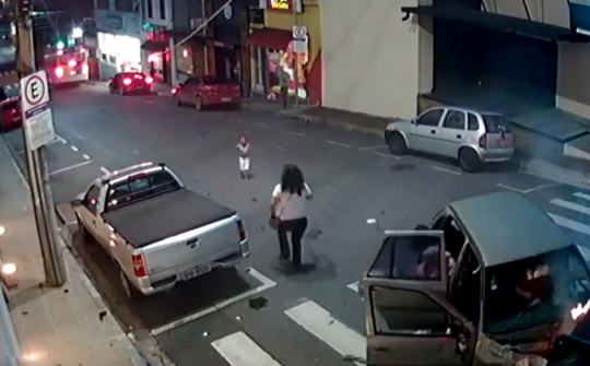 Cú đâm kinh hoàng, bé 5 tuổi văng xuống đường từ xe SUV