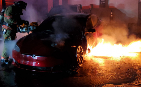 Xe Tesla Model S bốc cháy dữ dội tại trung tâm dịch vụ