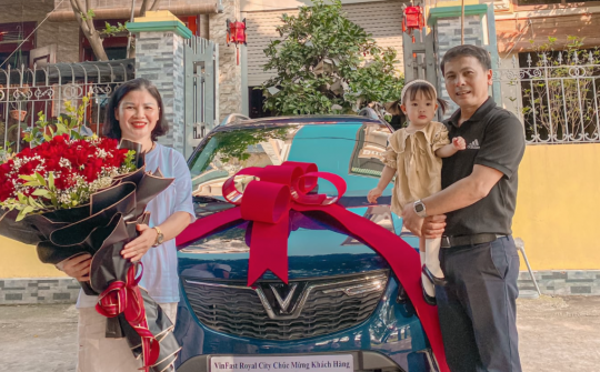 Tiền vệ Quang Hải tặng mẹ xế hộp trong ngày 20/10