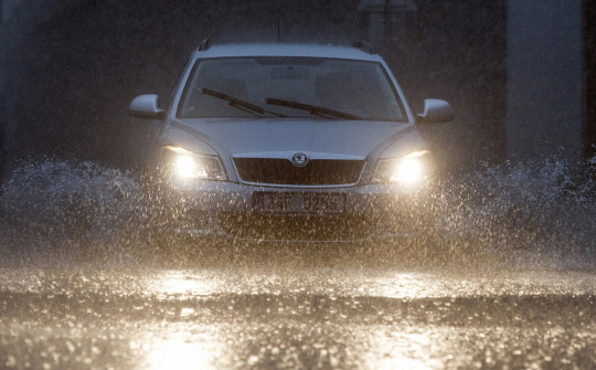Kinh nghiệm lái xe ô tô dưới trời mưa bão của "tài già"