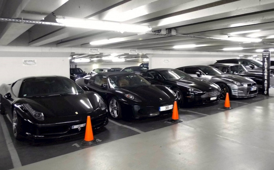 Lý do ô tô nên quay đầu ra ngoài khi vào bãi đậu xe