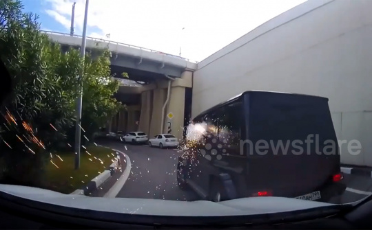 Chiếc Mercedes biển số giả tạt đầu xe cam hành trình rồi nã đạn gây sốc