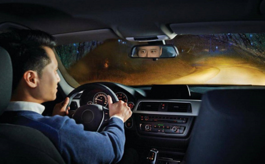 Bí quyết giúp tài xế không bị lóa mắt khi lái xe trời tối