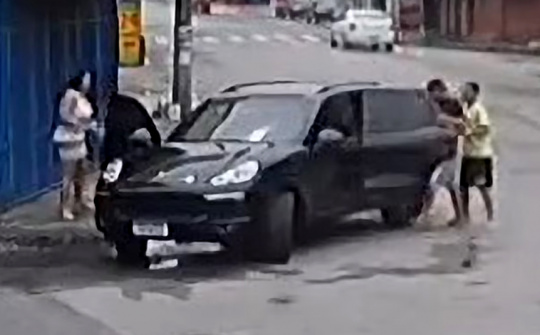 Thợ máy 'không xu dính túi' bị cả băng cướp tấn công chỉ vì lái Porsche