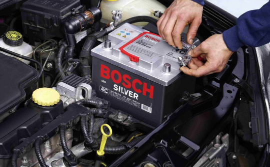 Làm gì để kéo dài tuổi thọ cho ắc quy ô tô?