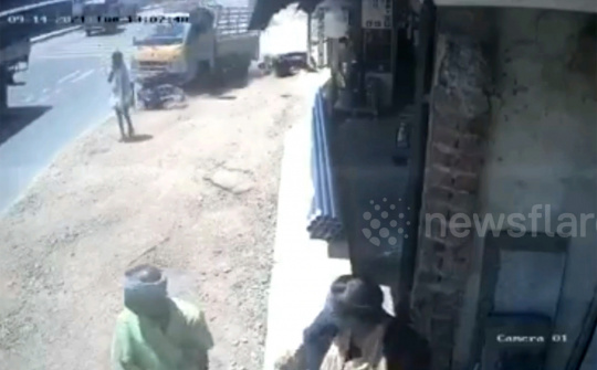 Xe tải phóng như điên, người đàn ông bàng hoàng sau khi thoát chết