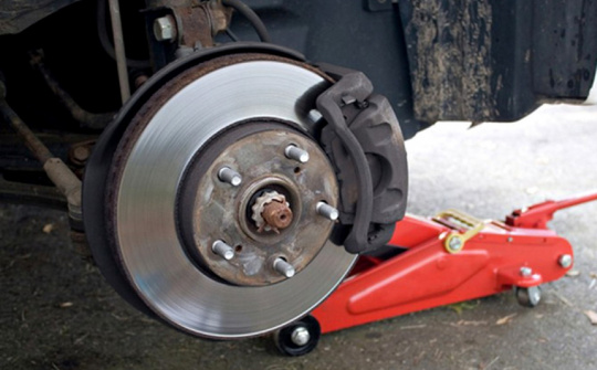 Xử lý như thế nào khi phanh xe ôtô bị bó cứng?