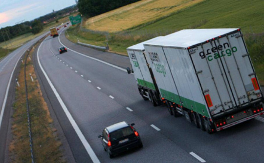 Làm thế nào để hạn chế nguy hiểm khi lái xe cạnh xe tải?