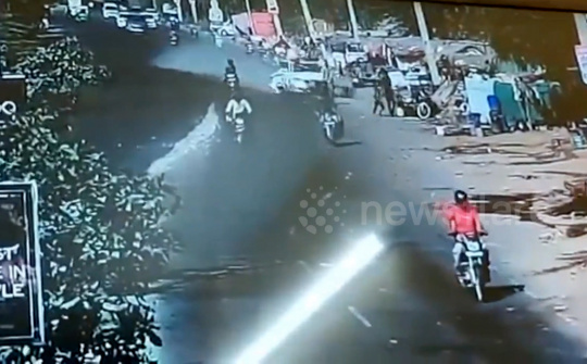 Kinh hoàng Audi càn quét loạt xe máy, nhiều người bị hất lên không trung