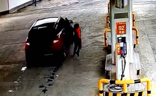 Tình huống đáng xấu hổ của tài xế ô tô tại cây xăng