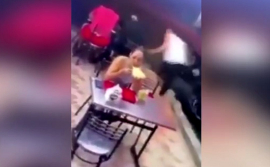 Chàng trai thấy cướp bỏ chạy, cô gái mới hẹn hò biếu luôn mô tô cho tên cướp