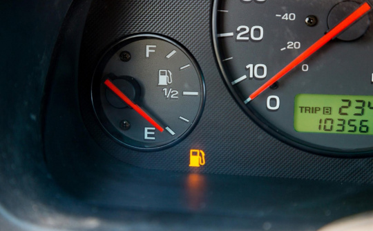 Khi đèn báo xăng bật lên, xe hơi còn đi được bao xa?