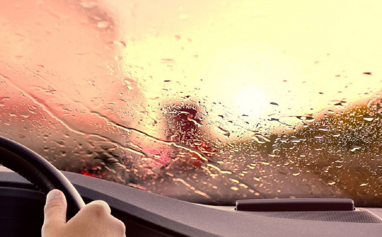 Giải pháp xử lý kính mờ, nhòe gương khi lái ô tô trời mưa cần biết