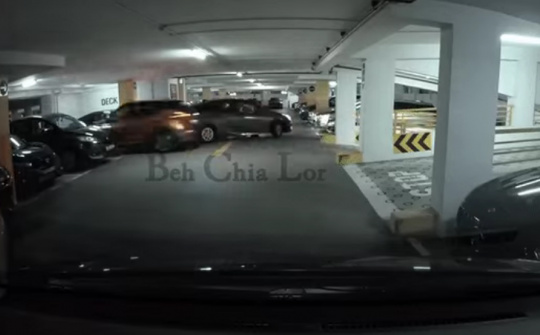 Tài xế Nissan điếng người sau pha giành chỗ đỗ xe trong hầm