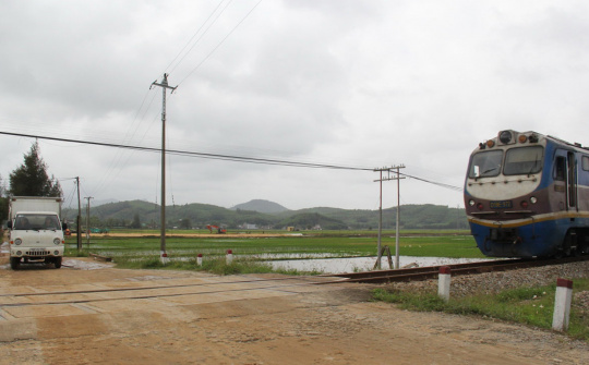 Kinh nghiệm "sống còn" khi lái xe qua đường sắt